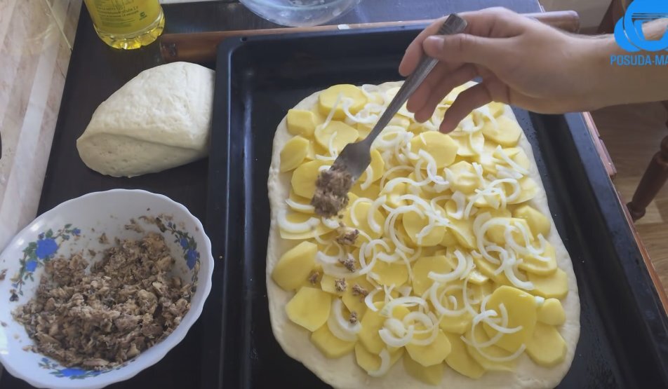 Нежный рыбный пирог с сайрой: быстро и вкусно