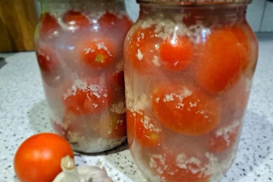Вкусные маринованные помидоры с чесноком на зимнюю заготовку