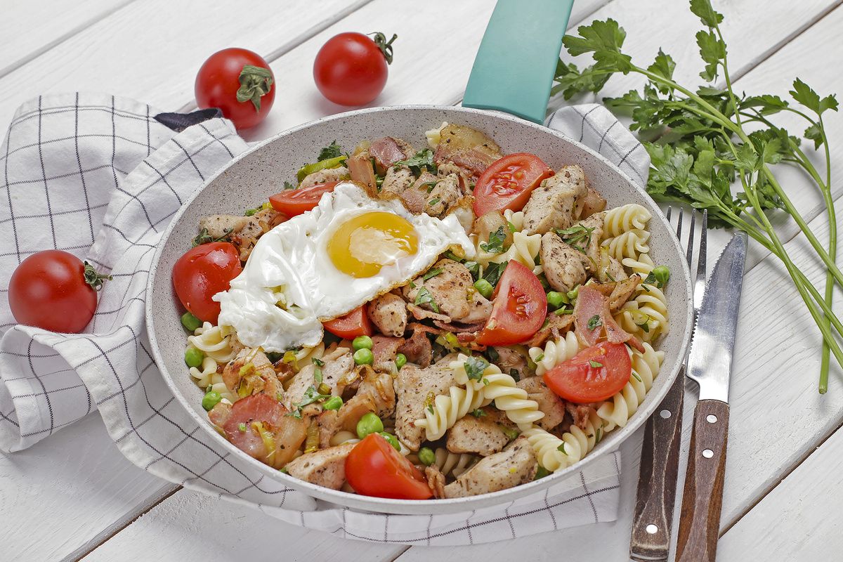 Индейка по-техасски: яркое блюдо с беконом и фузилли