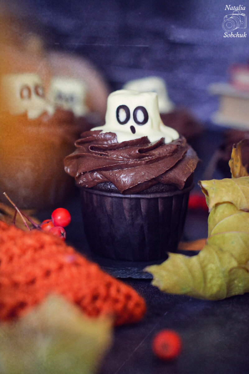 Сладкое волшебство: шоколадные маффины в виде приведений на Хэллоуин
