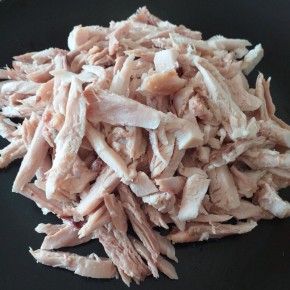 Салат «Министерство Магии» из куриного мяса и грибов