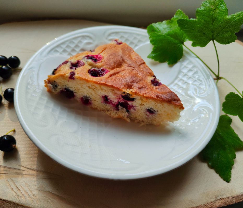 Бюджетный пирог со смородиной