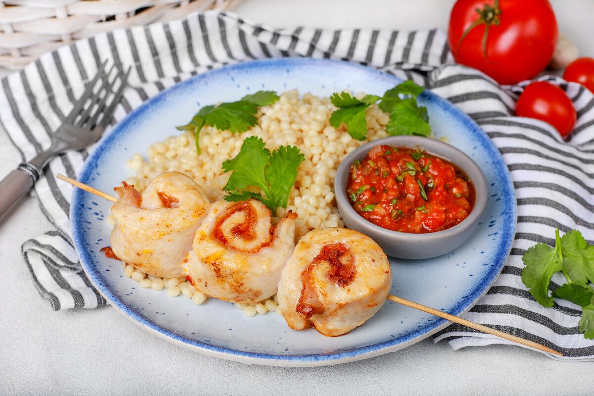 Весенние шашлычки: легкий рецепт курицы с беконом и неповторимым соусом