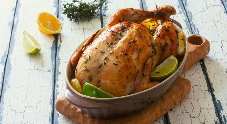 Вкусная и полезная жареная курица с яблоками и орехами