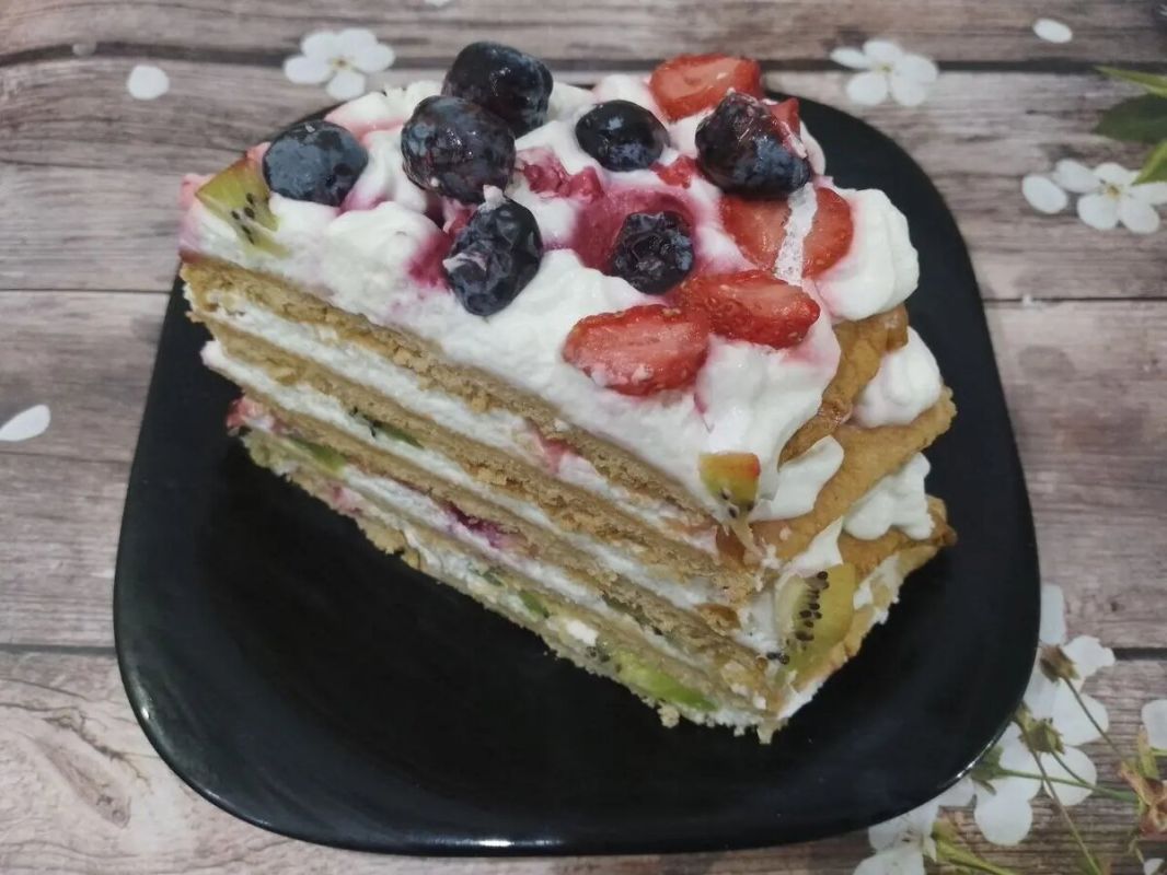 Нежный медовый торт с ягодным акцентом