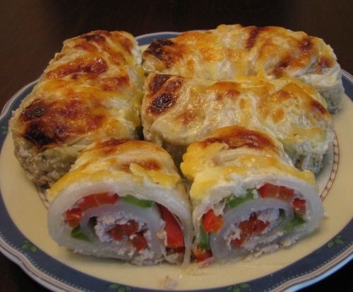 Пекинская капуста в блюде: рулетики с мясом и перцем