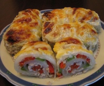 Пекинская капуста в блюде: рулетики с мясом и перцем