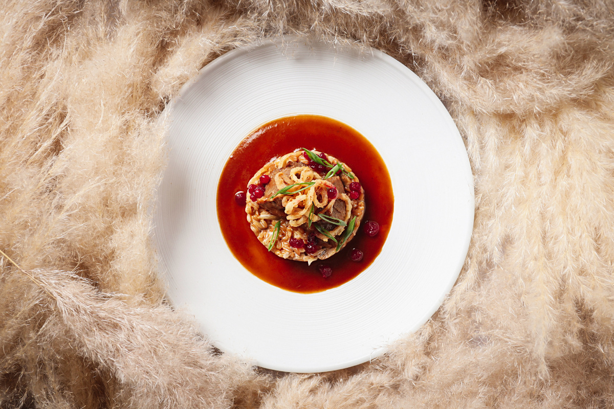 Как приготовить томлёного ягнёнка с полбой и лесными грибами — рецепт из Волгограда