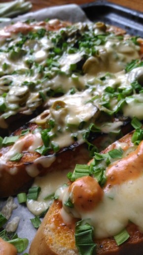 Вкусная брускета с оливками и маринованными огурцами для ваших застолий