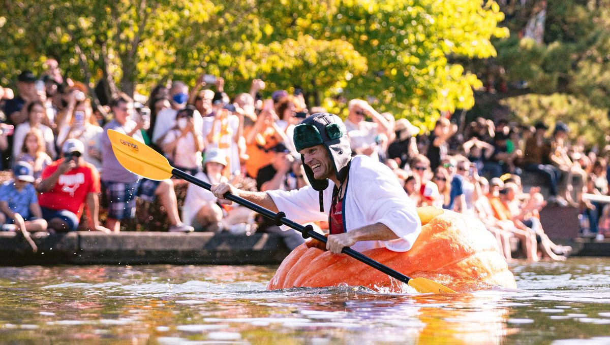 Тыквенные регаты: осенние гонки на нетрадиционных лодках