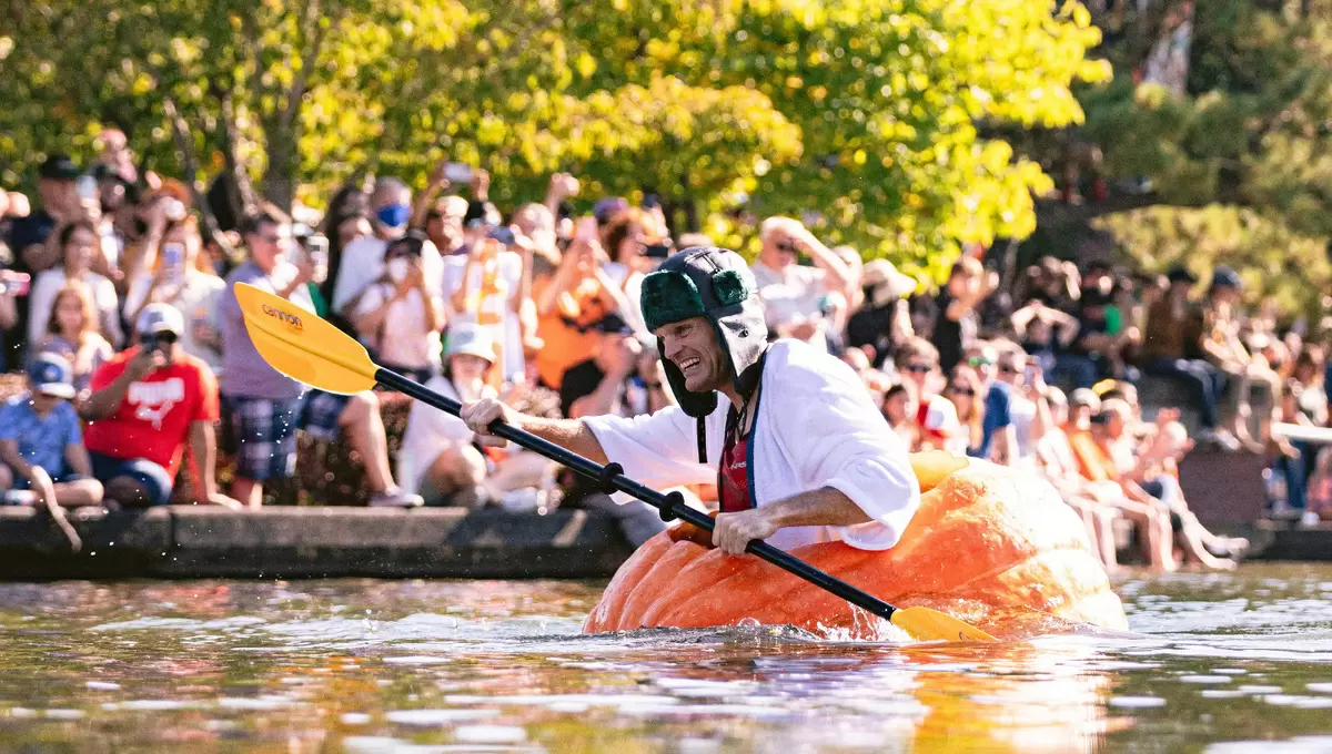 Тыквенные регаты: осенние гонки на нетрадиционных лодках