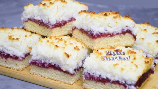 Необычные пирожные с клубникой и кокосом: легкий рецепт к чаю