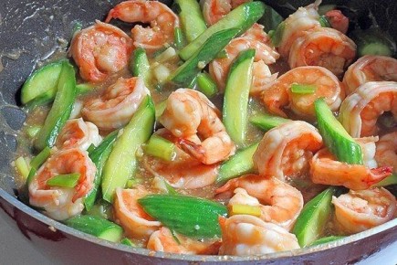 Изысканное блюдо с креветками и огурцами: простота и изящность в одной тарелке