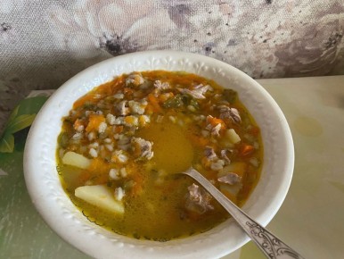 Рассольник с свиными ребрышками: классика, которую не забудешь