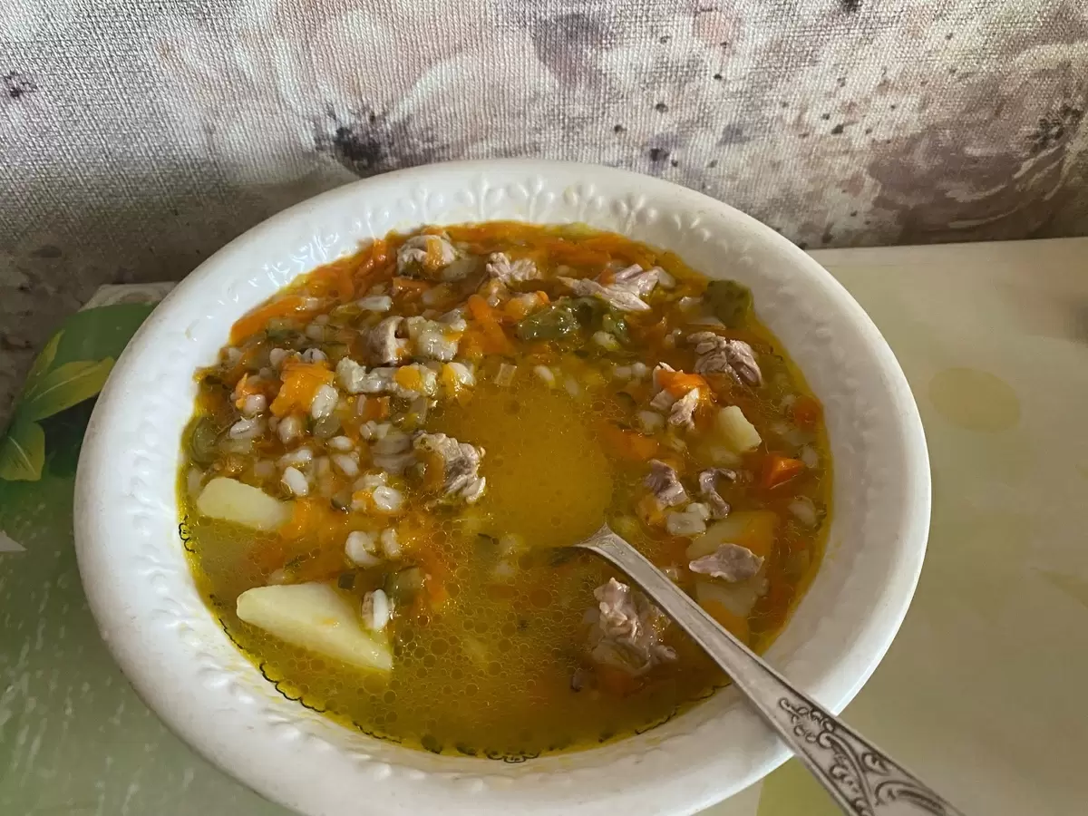 Рассольник с свиными ребрышками: классика, которую не забудешь