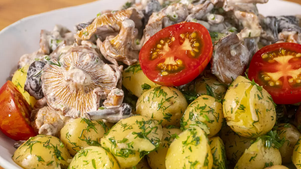 Летний вкус: молодая картошка с лисичками и нежным соусом