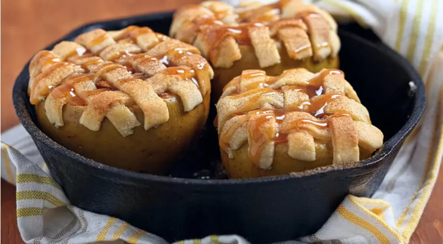 Необычный десерт: яблочный пирог, запеченный внутри яблока