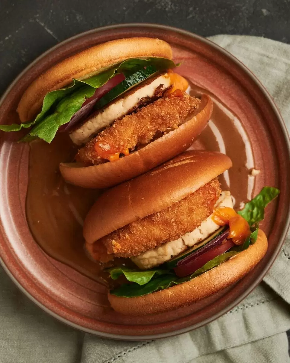 Летний вкусный рай: бургер с курицей и сыром на Волжской улице