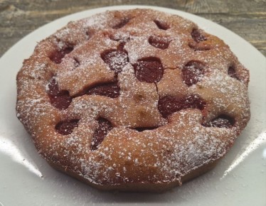 Сочный пирог с клубникой для уютного чаепития