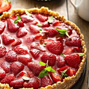 Удивительный клубничный пирог без выпечки для летнего настроения
