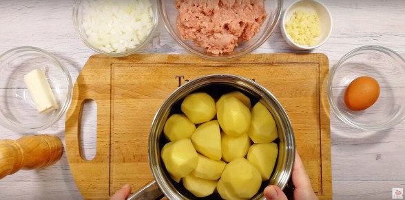 Праздничный пирог с мясом и картофельным пюре