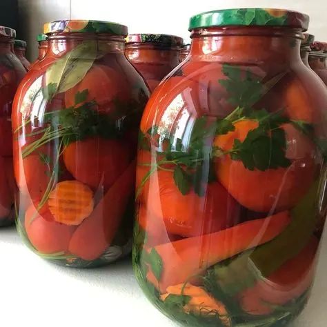 Заготовьте яркие помидоры с морковкой на зиму: удивительный рецепт маринада