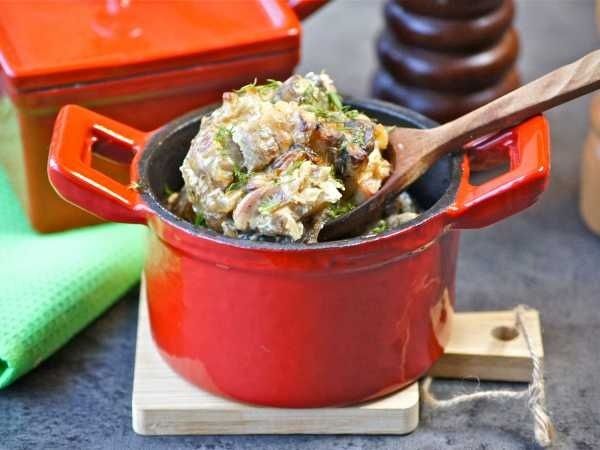 Вкусное мясо с грибами в горшочках