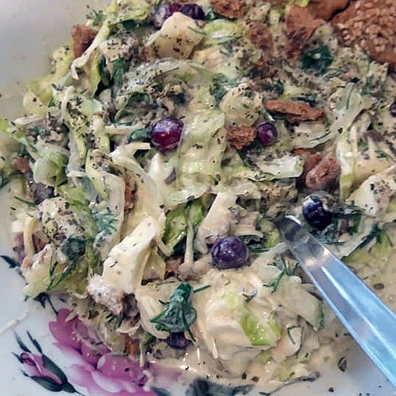 Салат с куриной печенью и клюквой