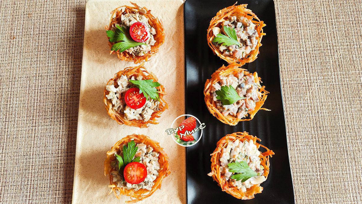Грибная и селёдочная закуски в картофельных корзиночках: простая подача праздничного вкуса