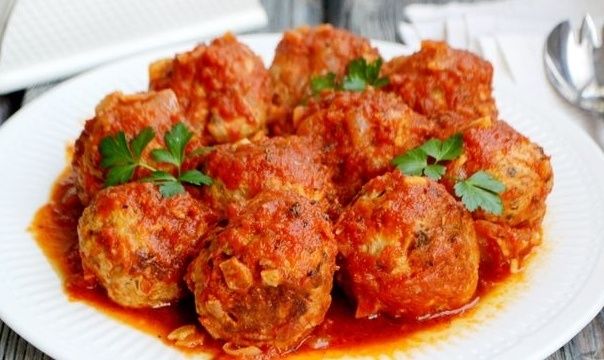 Вкусные мясные тефтели в томатном соусе с грибами и сыром