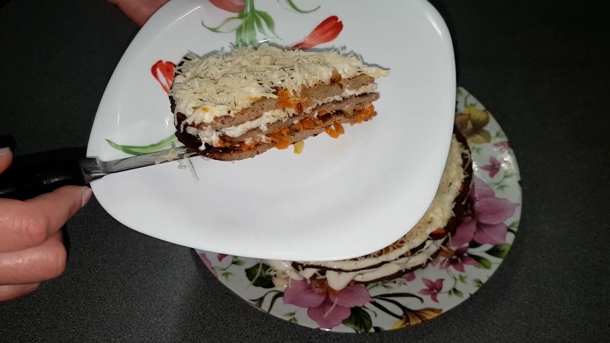 Печёночный торт с яйцом и сметаной: простой рецепт, который удивит!