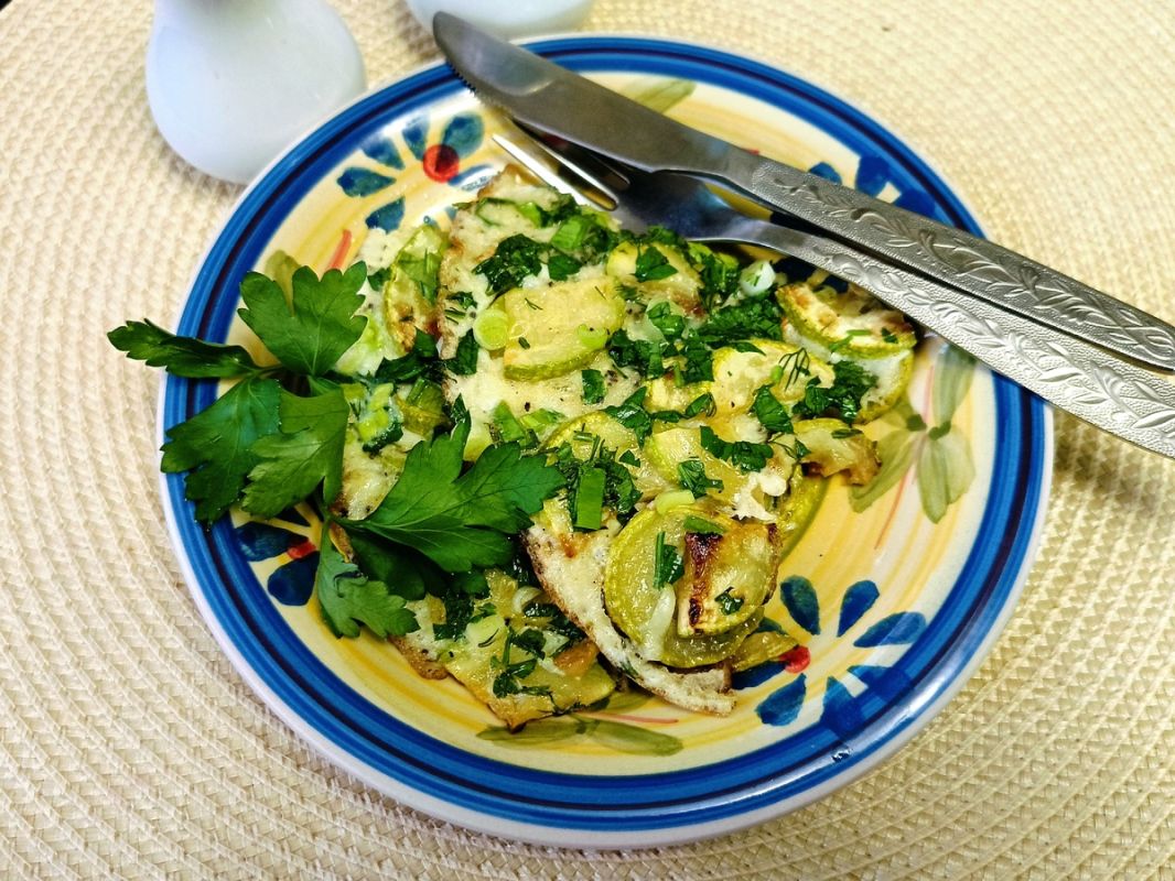 Летний вкус: наслаждайтесь простым омлетом с кабачками и зеленью